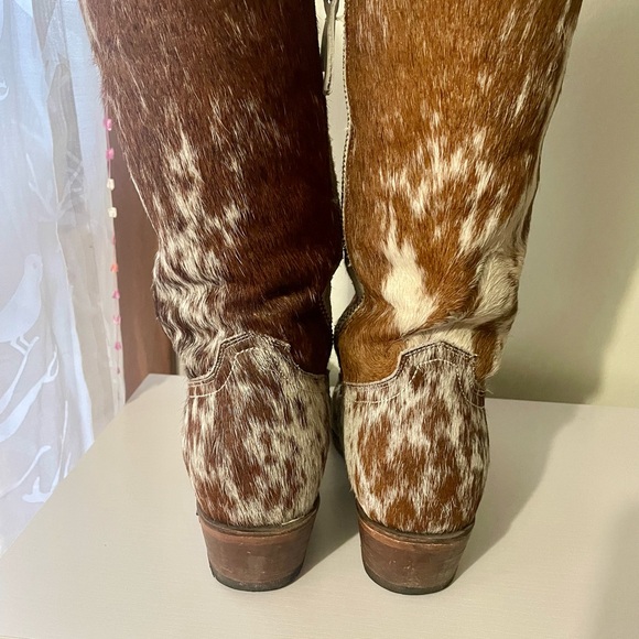 Stylish Cowhide Boots - Auburn and White - Picture 6 of 7